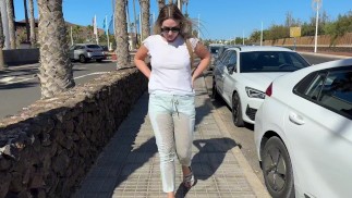 la fille ne pouvait pas le retenir et a fait pipi dans son pantalon en public dans le centre-ville