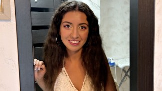 La donna della porta accanto ha fatto irruzione in casa mia, si è tolta le mutandine e...