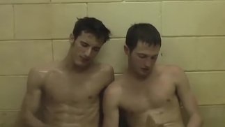 Deportistas atléticos se masturban sus pollas duras en la ducha caliente