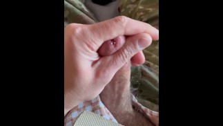 RIESIGES Sperma spritzte über meine ganze Hand - ich will es ablecken??? Armeesoldat hat Spaß mit seinem Schwanz