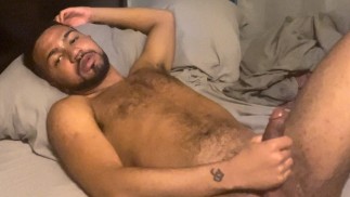 Caressant mon pénis lisse à grosses couilles, éjaculation faciale