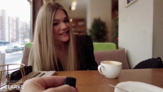 Dělá mě cum v restauraci - sex na veřejnosti