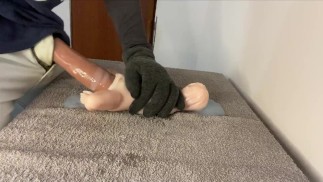 La bambola del sesso MINI si riempie di sperma dopo che un grosso cazzo schizza una grande quantità di latte dalla sua figa