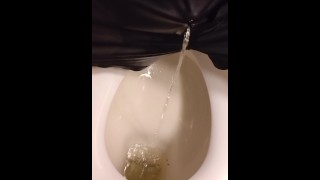 L'homme a couru aux toilettes, mais n'a pas pu arriver à temps et s'est fait pipi.