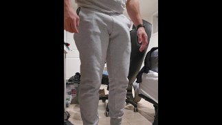 巨大なばかげた灰色の汗パンツ