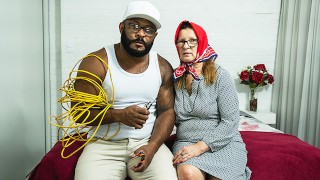 vovó é fodida por um eletricista