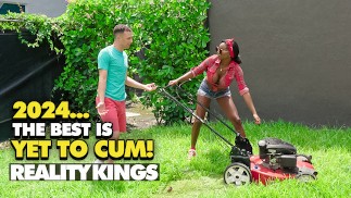 REALITY KINGS-Naomi Foxxxはモアで彼女を助けるための報酬としてJohnnyのコックに乗る