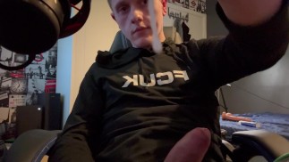 Chav amador britânico se masturba e Cums enquanto assiste pornografia