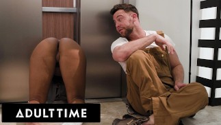 ADULT TIME - L'uomo di manutenzione pervertito scopa August Skye mentre è BLOCCATA NELL'ASCENSORE!