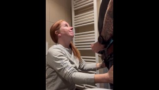 Esposa traga carga en un baño público