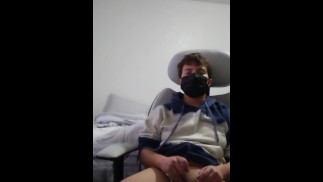 Trans masc masturbuje się w fotelu do gier | Pełny | Drżący orgazm