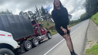 DÉSESPÉRÉE! Fille désespérée d’uriner en public. GROS JET DE PISSE COLLAGÈNE