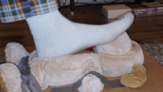 Trampeln und Sitzen auf einem Stoffhund