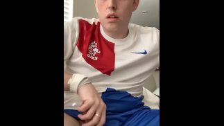 Masturbandosi in tenuta da calcio cazzo enorme!