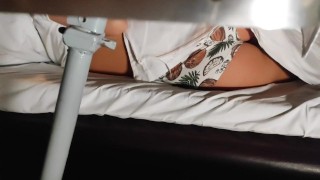 Im Zug fickte er öffentlich eine verheiratete Mitreisende, indem er sich ihr als Produzent vorstellte.