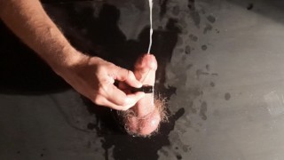 Le mec a fait un glory hole fait maison et est venu puissamment d’un fort orgasme