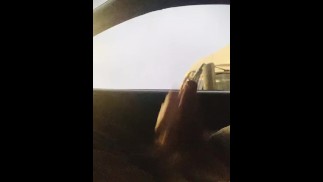 盖廷在高速公路上看着