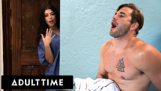 ADULT TIME - Massagista britânica Gal Ritchie pegou seu cliente se masturbando no salão de massagens!