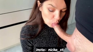 Lieve klasgenoot zuigt eindelijk vriend's lul POV. neemt sperma op tieten