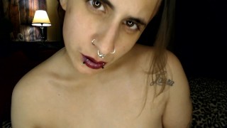 Noche Luz Púrpura Labios Regordetes Piercings
