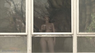 Sto spiando la mia calda vicina di casa che si masturba dalla finestra.