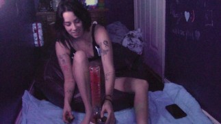 Benvenuti a Stoner Babe: un sub tatuato prende Fat Tokes, scopa me stesso e pratica l'addestramento SLAVE