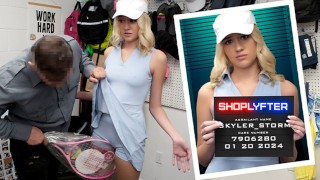 Skyler Stormは、角質のモール警官に万引きを捕まえる学校のレベルのアスリートです
