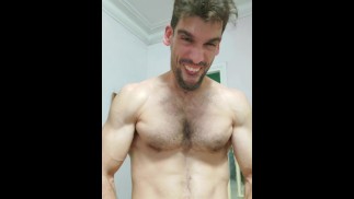 Il ragazzo mostra la sua faccia quando viene