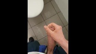 Naughty Piss zábava na veřejných toaletách