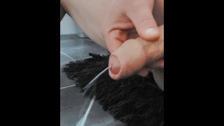Brincando no chão do banheiro. Ter minhas bolas cócegas por um tapete fofo