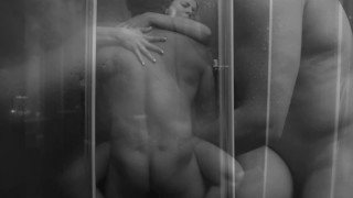 SEXO APAIXONADO CASAL REAL EMOÇÕES REAIS ORGASMO REAL. VISTAS DE PERTO. MASSAGEM COM ÓLEO