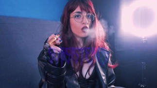 Ruiva chupando um charuto pela primeira vez | Astrid
