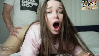 Přistihl nevlastní sestru při masturbaci. Nečekala, že ji budou šukat dva kohouti. Valeria Sladkih