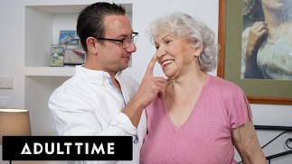 ADULT TIME-70歳のGILFは彼女の大きな毛むくじゃらオマンコにチンポを渇望しています!