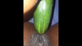 Ik heb een dildo nodig, iemand koopt me een, mijn behoeftige poesje kan geen genoeg krijgen van de komkommer
