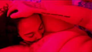 Eating her pussy under the pink light