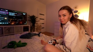 Ella consiguió una gran cogida y squirt en lugar de jugar!