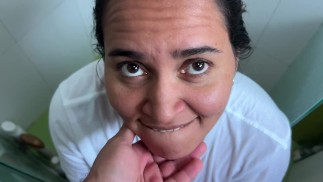 POV Descubro minha madrasta se masturbando no chuveiro e eu a fodo antes que meu pai chegue