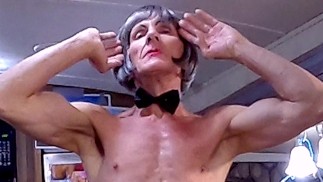 MuscleTrans-Bitch frotte 40 livres et se masturbe et Cums | C’est une tour de muscle de 160Pound de 6 pieds