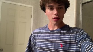 Schwules Teenie-Model Masturbiert In Der Toilette