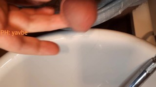 Wenn Sie wirklich pissen möchten, reicht das Waschbecken im Badezimmer aus