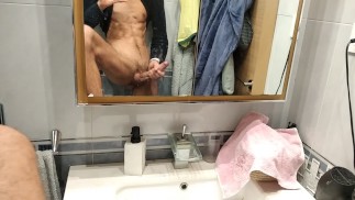🇮🇹Bello Massaggia il suo Cazzo Mostruoso e quasi viene 2 volte con il suo stesso Sperma