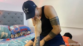Mi godo il mio compagno di stanza etero nel mio letto