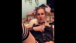 Goth T girl jouit partout sur elle-même