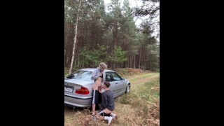 Twink gibt einen Blowjob Schritt Bruder 24cm großer Schwanz im Freien mit dem Auto