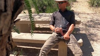 Mijando nas minhas calças depois do trabalho em Arizona