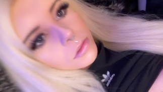 Blonde TSは自分自身をファック