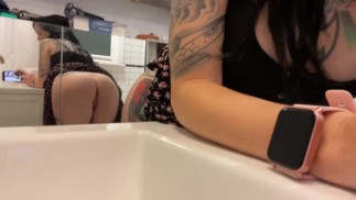 camgirl tatuada orina y mea, ella está orinando y orinando.