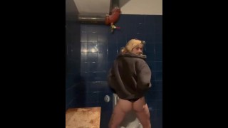 Cute rubia alt girl se mea en el urinario público