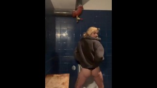Cute rubia alt girl se mea en el urinario público